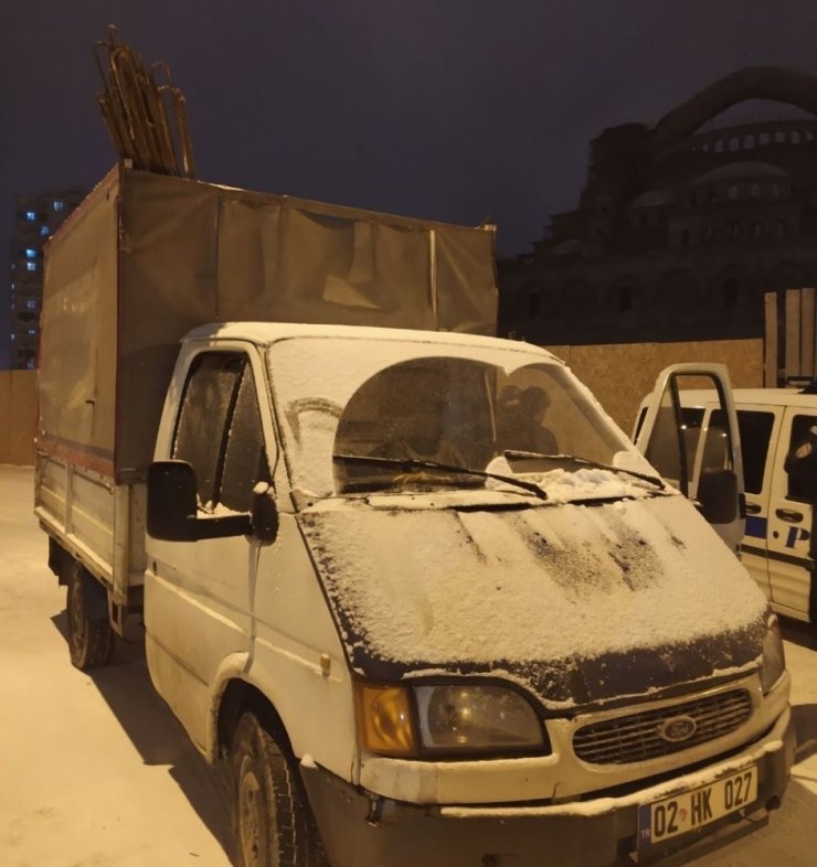 Cami inşaatından demir çalan şüpheliler yakalandı