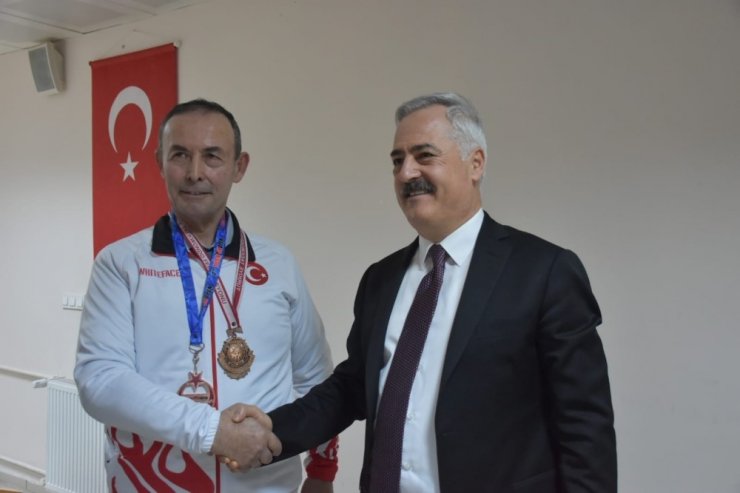 Isparta Valisi, milli sporcularla buluştu