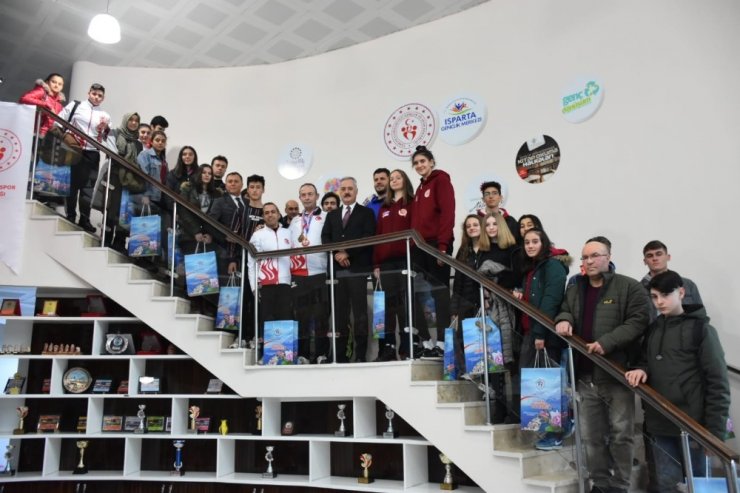 Isparta Valisi, milli sporcularla buluştu