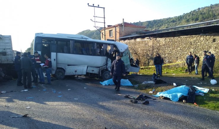 GÜNCELLEME - İzmir'de kamyonla servis minibüsünün çarpışması sonucu 4 kişi öldü