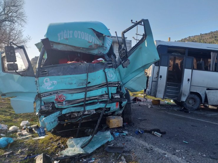GÜNCELLEME - İzmir'de kamyonla servis minibüsünün çarpışması sonucu 4 kişi öldü