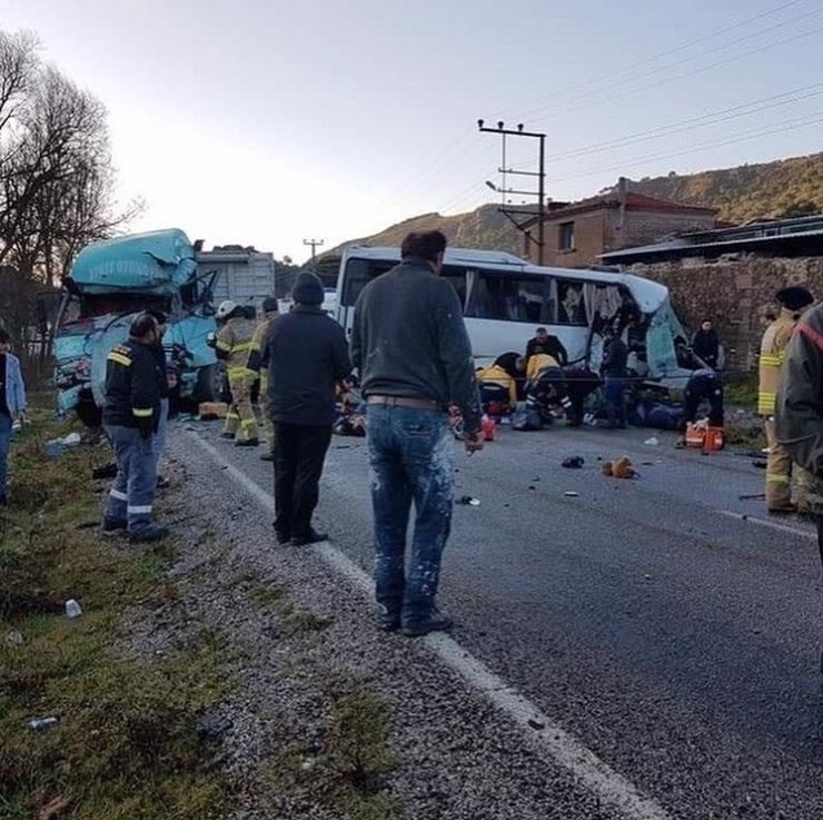 İzmir’de işçi servisi ile kamyon çarpıştı: 4 ölü, 8 yaralı