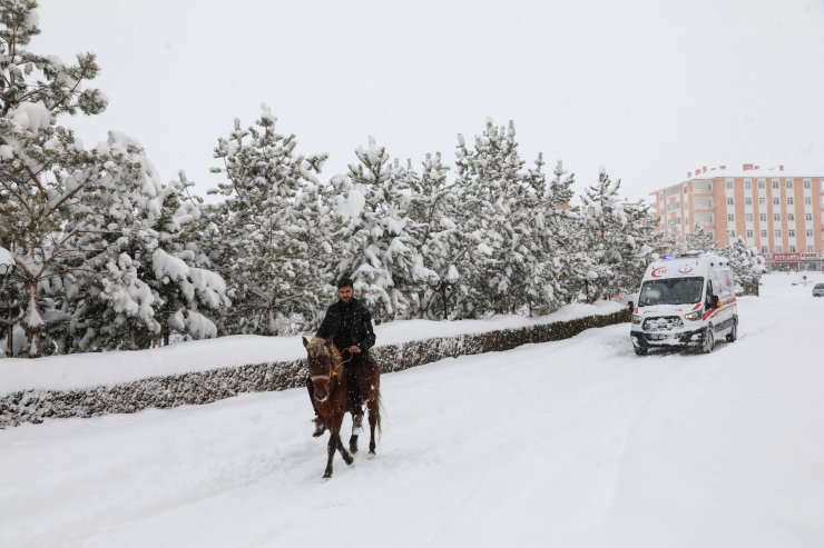 Kar nedeniyle yollar kapanınca muayene olmaya atıyla gitti