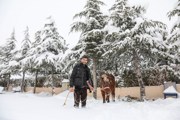 Kar nedeniyle yollar kapanınca muayene olmaya atıyla gitti