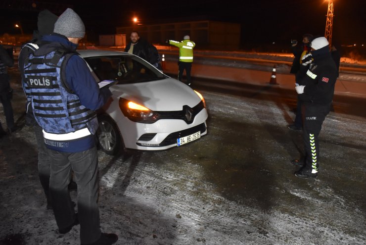 Kars'ta polis ekipleri sıfırın altında 20 derecede uygulama yapıyor
