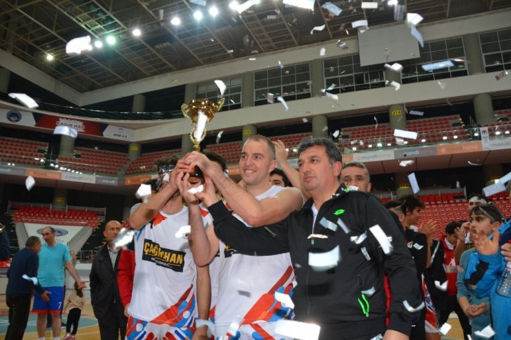 Büyük erkeklerde finali 87-77 kazanan Hasketbol Gençlik şampiyon oldu