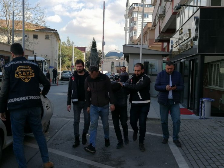 Kirli eldivenden şüphelenen bekçiler 83 bin TL’lik kablo çalan hırsızları yakaladı
