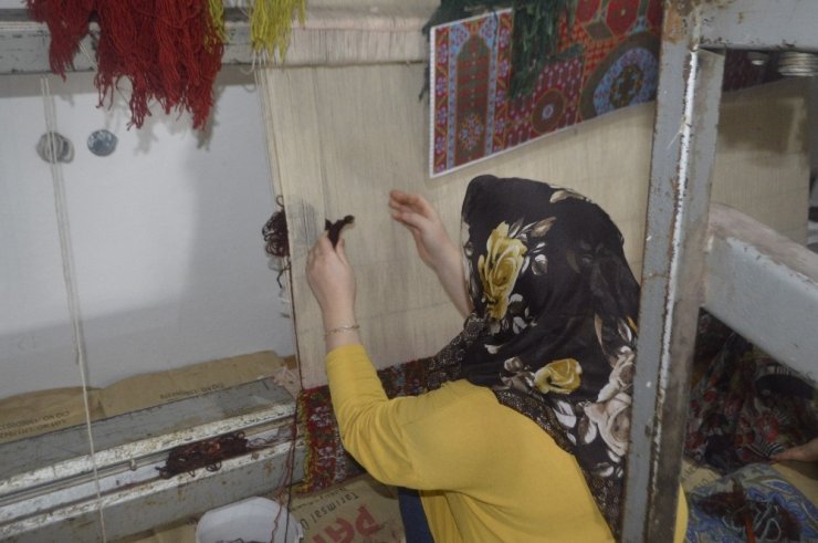 İlmek ilmek dokuyarak aile bütçesine katkı sağlıyorlar