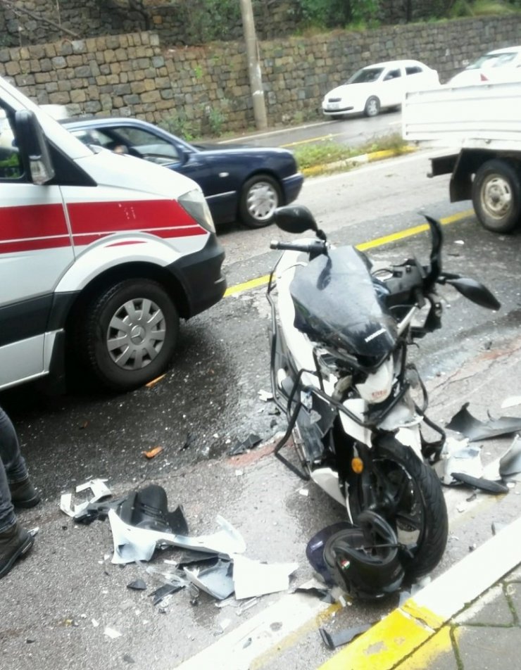 Motosiklet sürücüsünün hayatını kask kurtardı