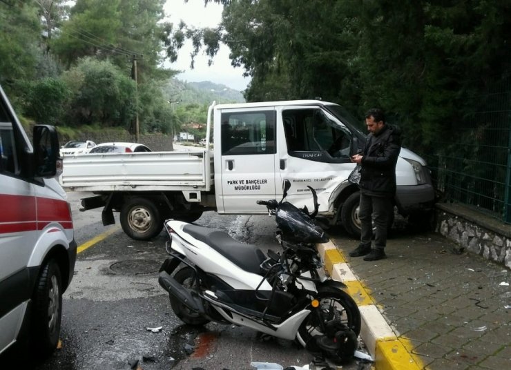 Motosiklet sürücüsünün hayatını kask kurtardı