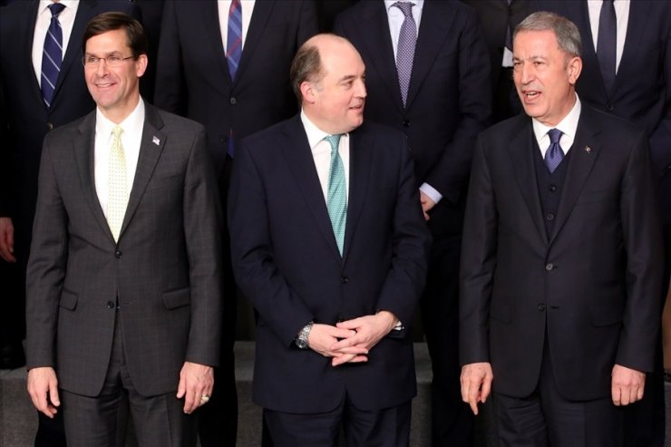 Bakan Akar, oturum sonrası NATO aile fotoğrafına katıldı