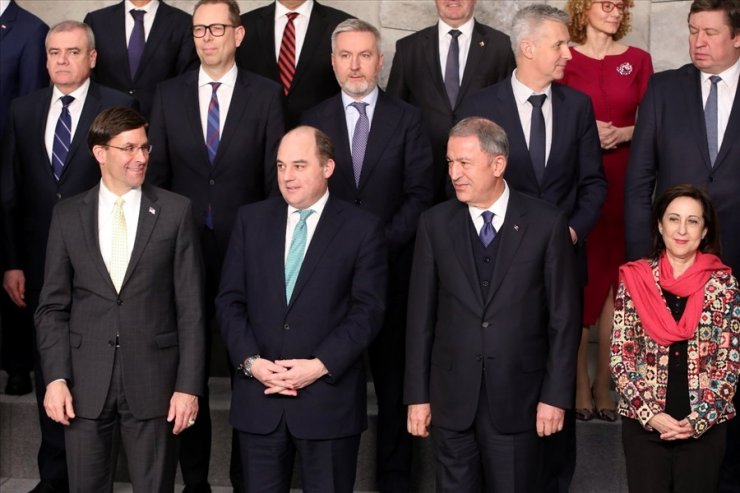 Bakan Akar, oturum sonrası NATO aile fotoğrafına katıldı