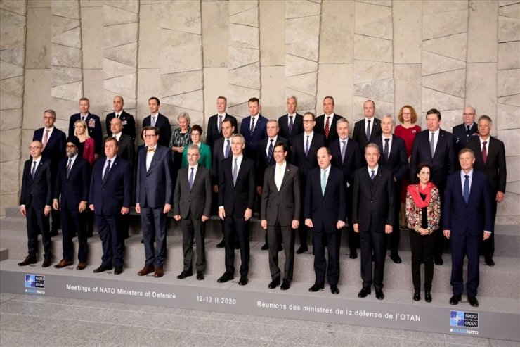 Bakan Akar, oturum sonrası NATO aile fotoğrafına katıldı