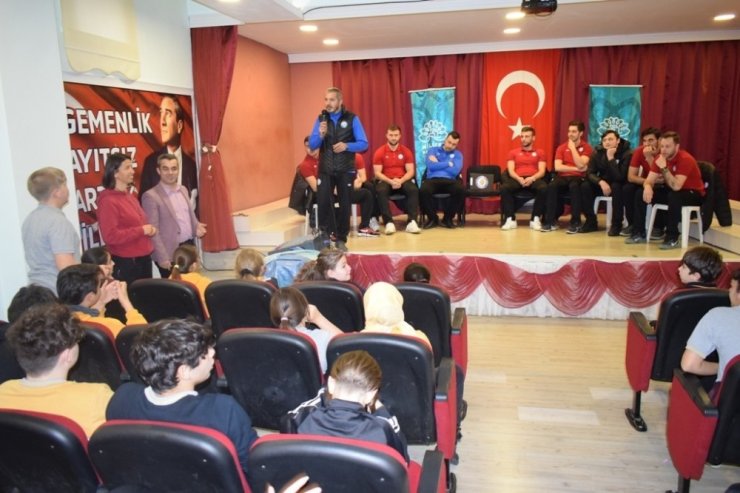 Hentbolculardan öğrencilere tavsiyeler