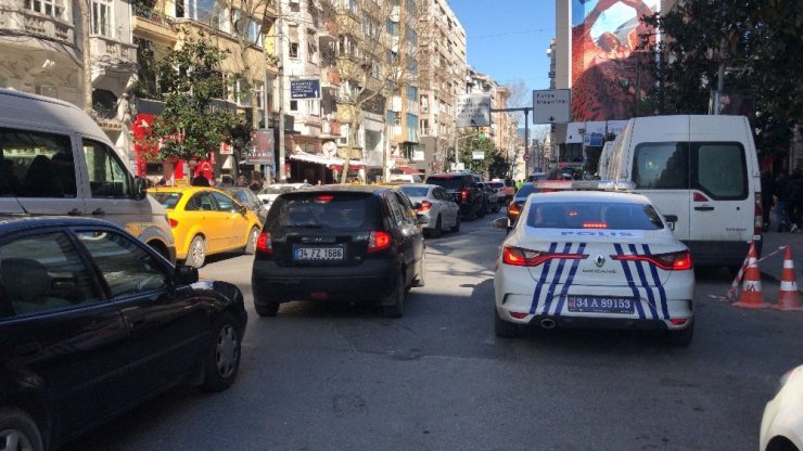 İstanbul’un göbeğinde bıçaklı trafik kavgası: 1 yaralı