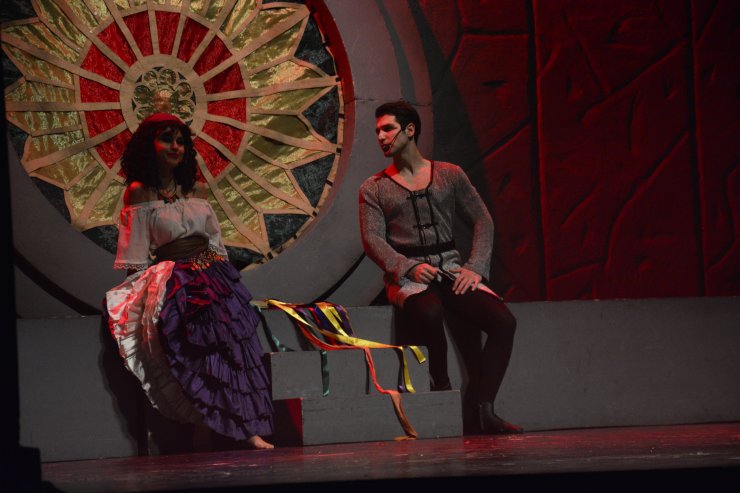 "Notre Dame'ın Kamburu" müzikali Bursa'da sahnelendi