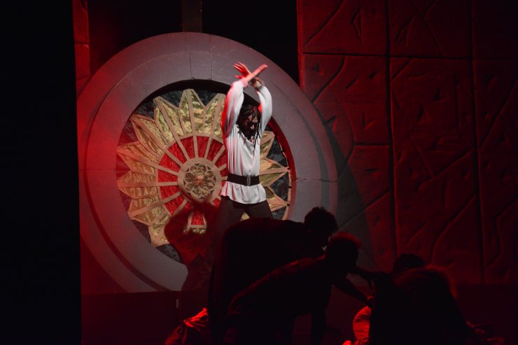 "Notre Dame'ın Kamburu" müzikali Bursa'da sahnelendi