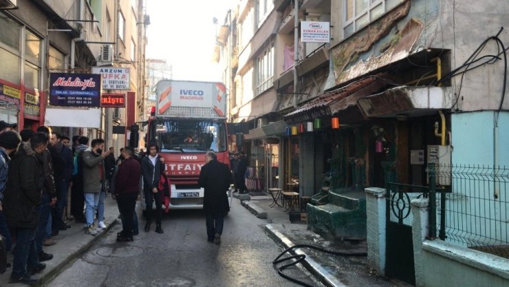Binanın 4’üncü katında çıkan yangın paniğe neden oldu