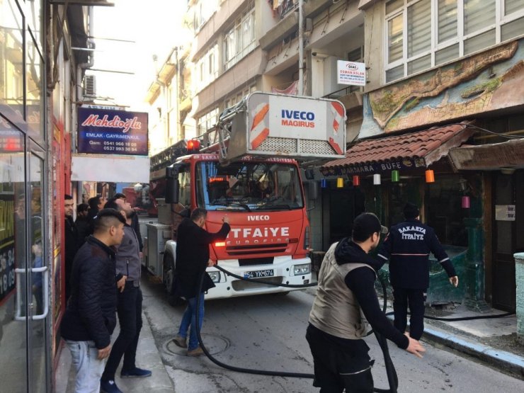 Binanın 4’üncü katında çıkan yangın paniğe neden oldu