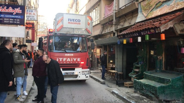 Binanın 4’üncü katında çıkan yangın paniğe neden oldu