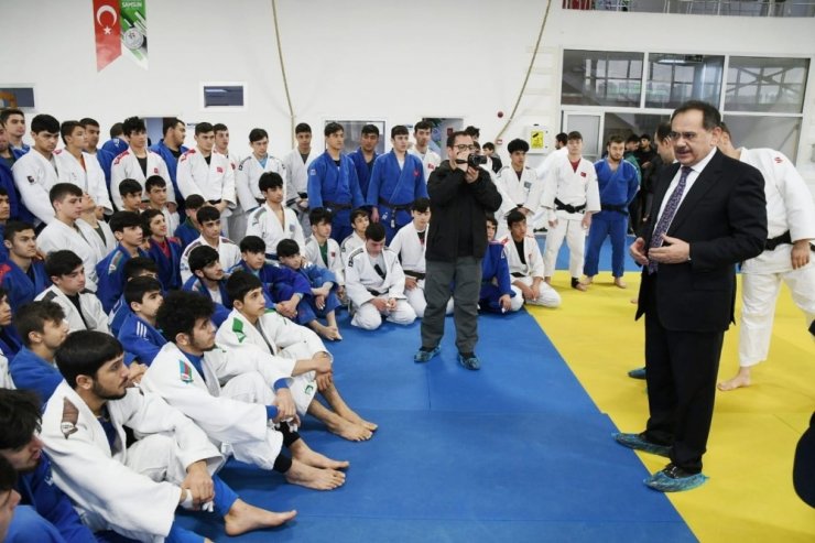 Başkan Demir’den milli judoculara baklava