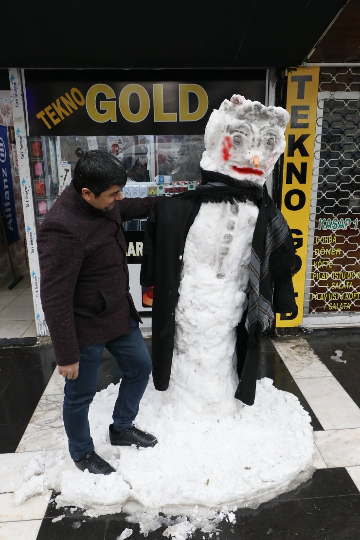 Şanlıurfalı esnaf kardan adama yöresel kıyafet giydirdi