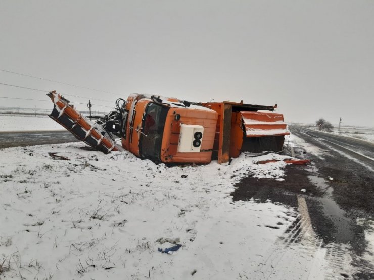 Şanlıurfa’da kar küreme aracı devrildi