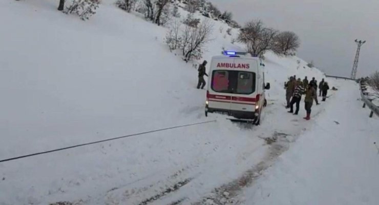 Hasta almaya giden ambulans kara saplandı, yardımına Mehmetçik ve köylüler yetişti