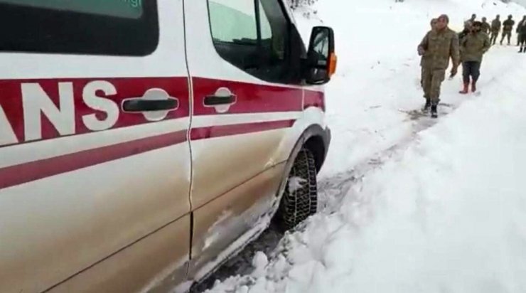Hasta almaya giden ambulans kara saplandı, yardımına Mehmetçik ve köylüler yetişti