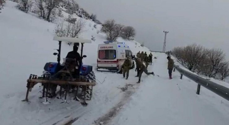 Hasta almaya giden ambulans kara saplandı, yardımına Mehmetçik ve köylüler yetişti