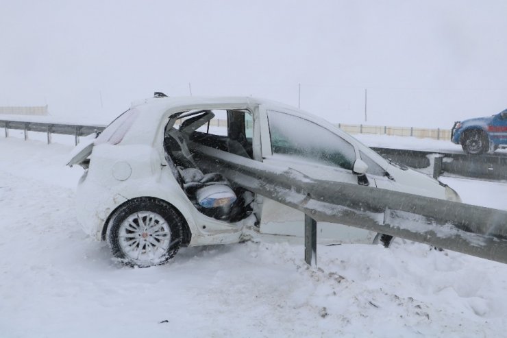 Otomobil bariyerlere saplandı: 1 ölü, 3 yaralı