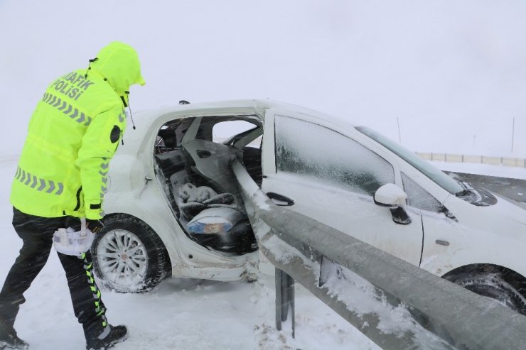 Otomobil bariyerlere saplandı: 1 ölü, 3 yaralı