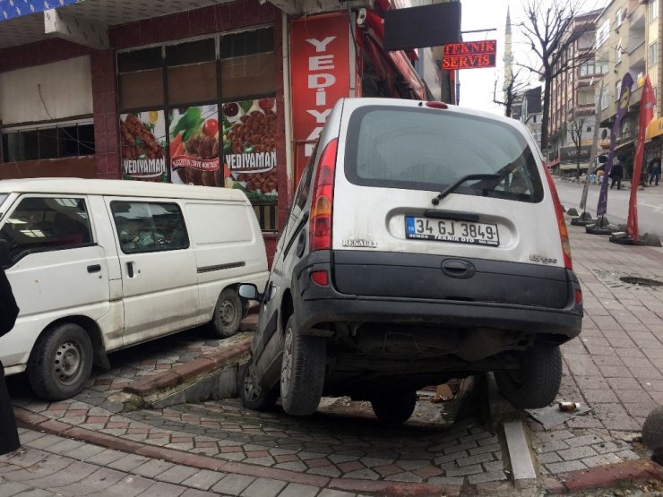 Ehliyetsiz sürücü kaldırımda duran çocuğa çarptı