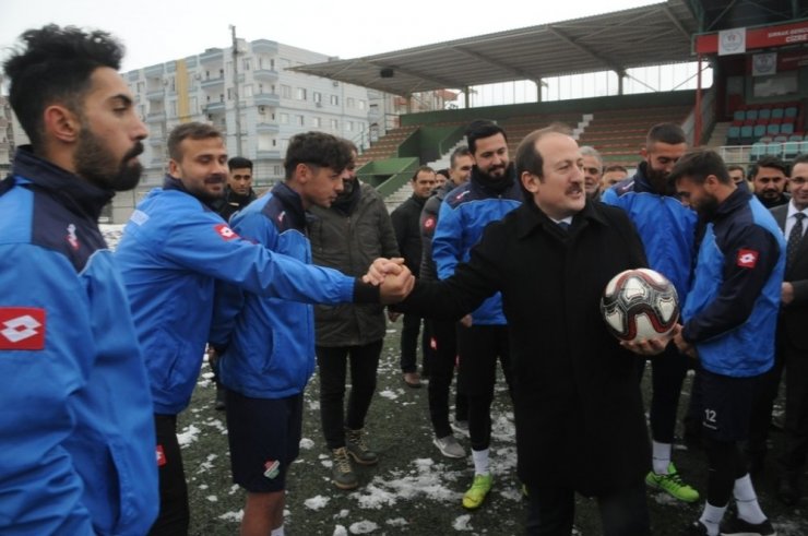 Ligden çekilme kararı alan Cizrespor’a Şırnak Valisi Pehlivan sahip çıktı
