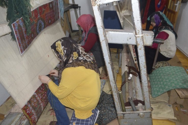 İlmek ilmek dokuyarak aile bütçesine katkı sağlıyorlar