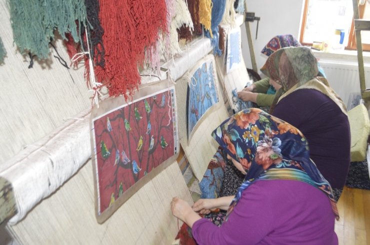 İlmek ilmek dokuyarak aile bütçesine katkı sağlıyorlar