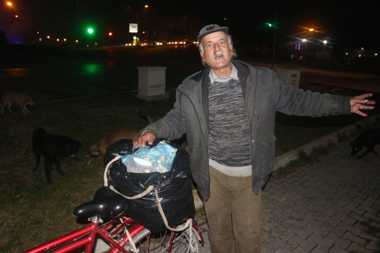 Topladığı şişelerle sokak hayvanlarını besliyor