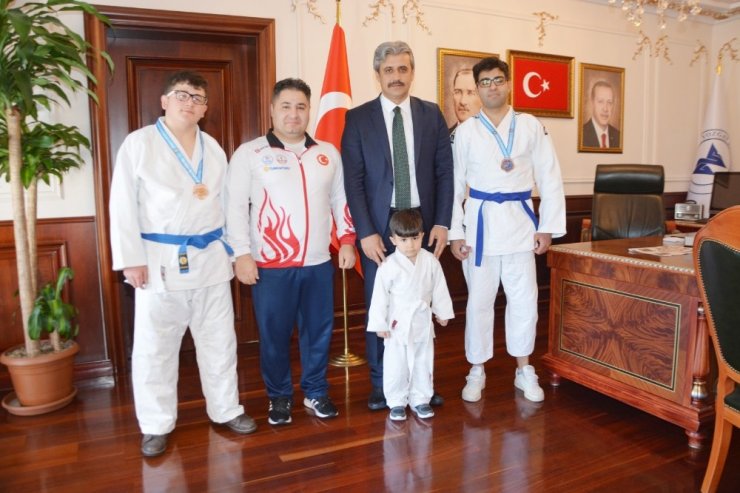 Başarılı sporcular ödüllendirildi