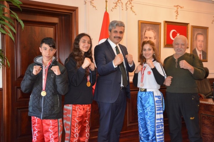 Başarılı sporcular ödüllendirildi