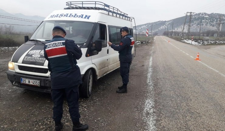 Amasya’da jandarmadan sürücülere ’emniyet kemeri ve cep telefonu’ denetimi