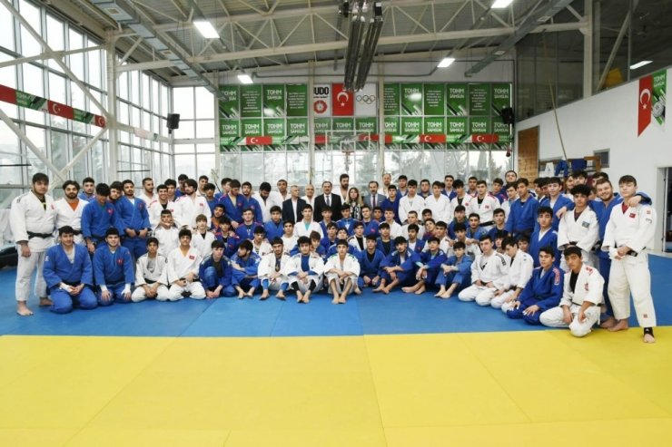 Başkan Demir’den milli judoculara baklava