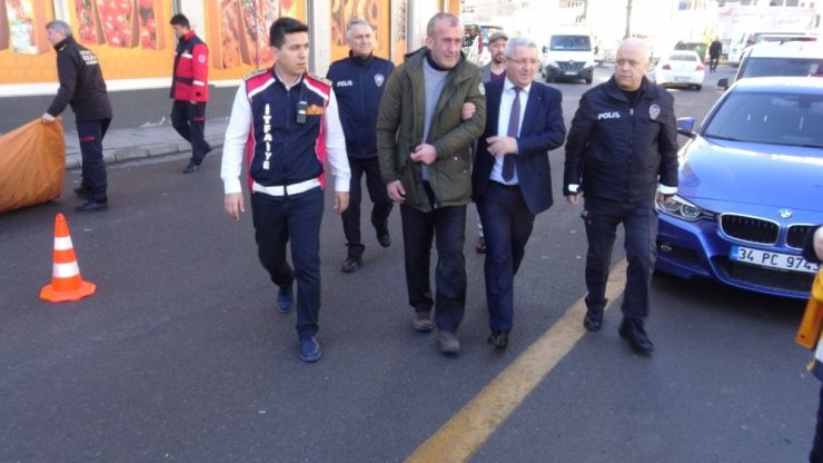 Çatıya çıkan şahıs intihardan vazgeçirildi
