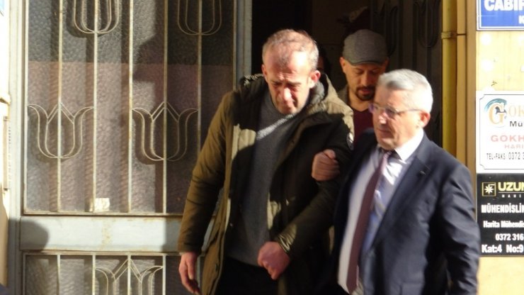 Çatıya çıkan şahıs intihardan vazgeçirildi
