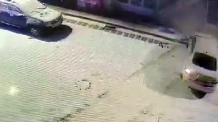 Buzda kayan otomobilin kaza anı kameralara yansıdı