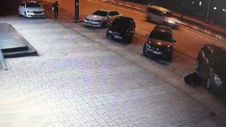 Buzda kayan otomobilin kaza anı kameralara yansıdı