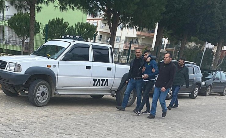Polis aracına çarpan şüpheliler kıskıvrak yakalandı