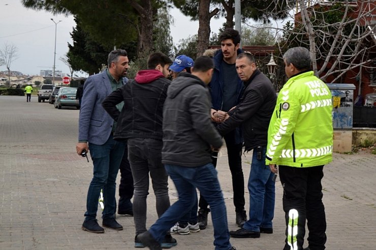 Polis aracına çarpan şüpheliler kıskıvrak yakalandı