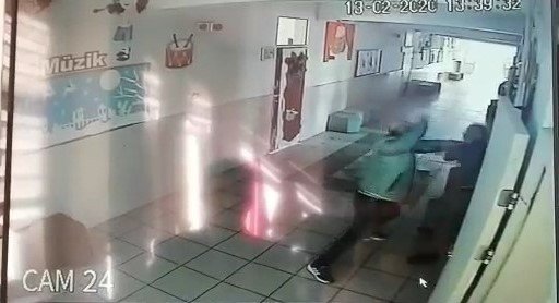 Öğretmene darp kamerada