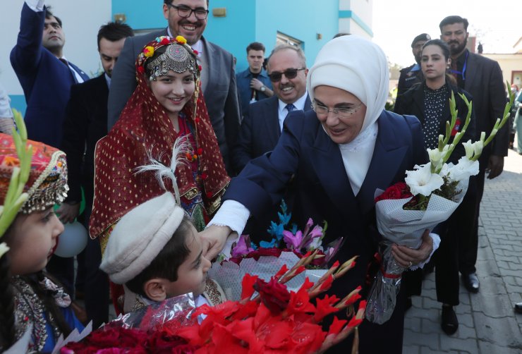 Emine Erdoğan'dan Pakistan'daki Maarif Okuluna ziyaret: