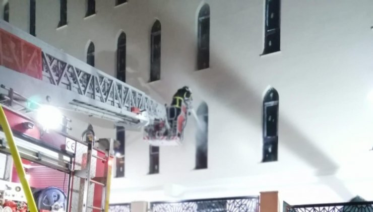 Mahalle bekçilerin dikkati yangının büyümesini önledi